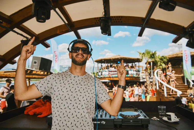 POČELO JE LUDILO NA ZRĆU: Seksi Hana pokazala adute u minijaturnoj crvenoj haljinici