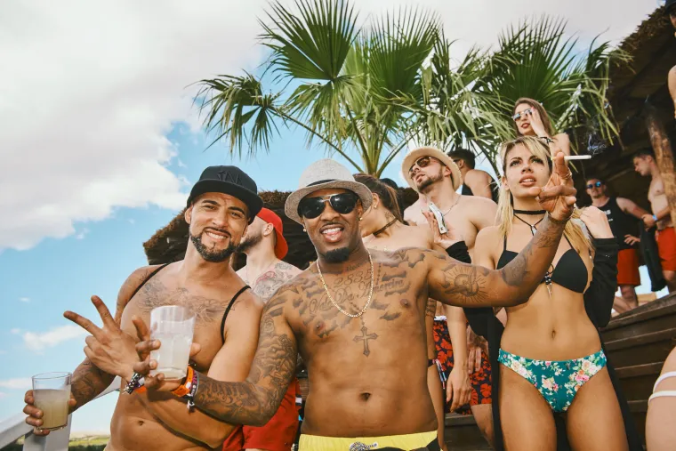 POČELO JE LUDILO NA ZRĆU: Seksi Hana pokazala adute u minijaturnoj crvenoj haljinici