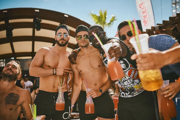 POČELO JE LUDILO NA ZRĆU: Seksi Hana pokazala adute u minijaturnoj crvenoj haljinici