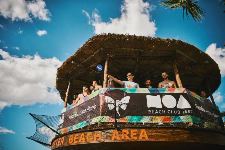 POČELO JE LUDILO NA ZRĆU: Seksi Hana pokazala adute u minijaturnoj crvenoj haljinici