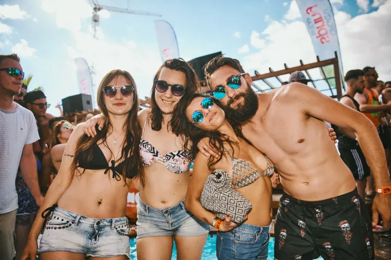 POČELO JE LUDILO NA ZRĆU: Seksi Hana pokazala adute u minijaturnoj crvenoj haljinici