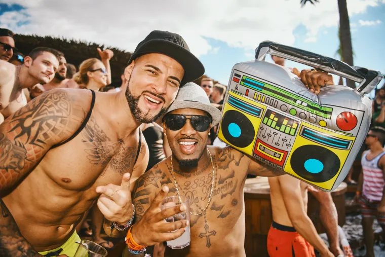 POČELO JE LUDILO NA ZRĆU: Seksi Hana pokazala adute u minijaturnoj crvenoj haljinici