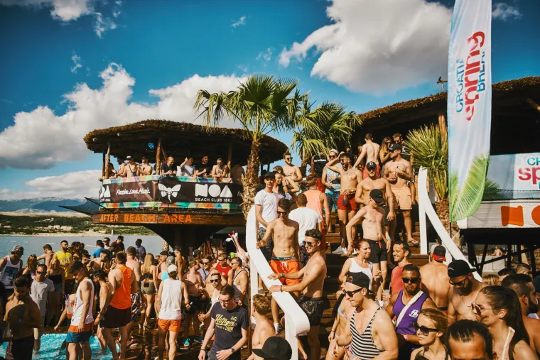 POČELO JE LUDILO NA ZRĆU: Seksi Hana pokazala adute u minijaturnoj crvenoj haljinici