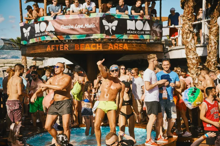 POČELO JE LUDILO NA ZRĆU: Seksi Hana pokazala adute u minijaturnoj crvenoj haljinici