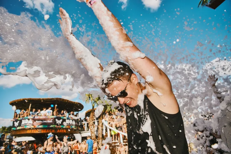 POČELO JE LUDILO NA ZRĆU: Seksi Hana pokazala adute u minijaturnoj crvenoj haljinici