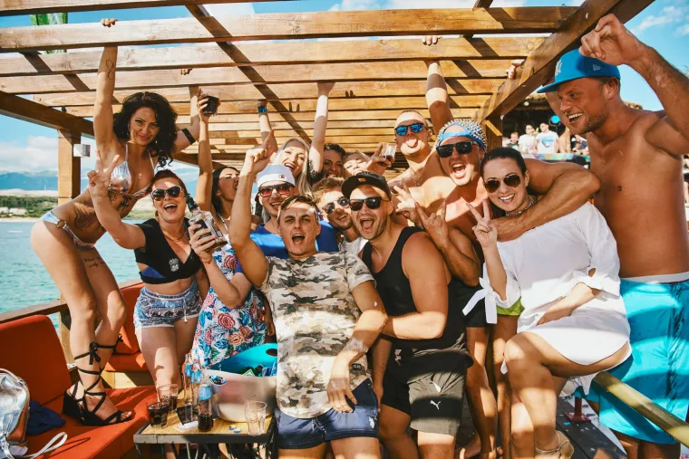 POČELO JE LUDILO NA ZRĆU: Seksi Hana pokazala adute u minijaturnoj crvenoj haljinici