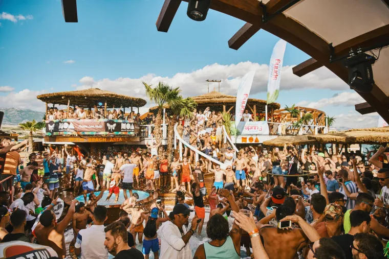 POČELO JE LUDILO NA ZRĆU: Seksi Hana pokazala adute u minijaturnoj crvenoj haljinici