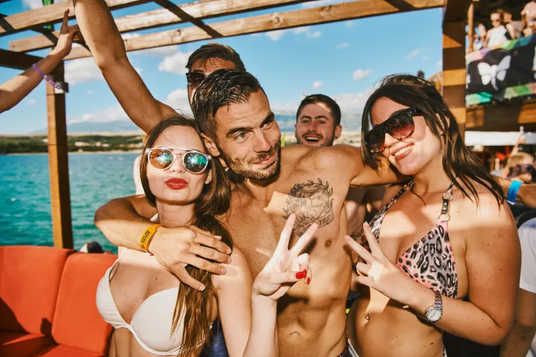 POČELO JE LUDILO NA ZRĆU: Seksi Hana pokazala adute u minijaturnoj crvenoj haljinici