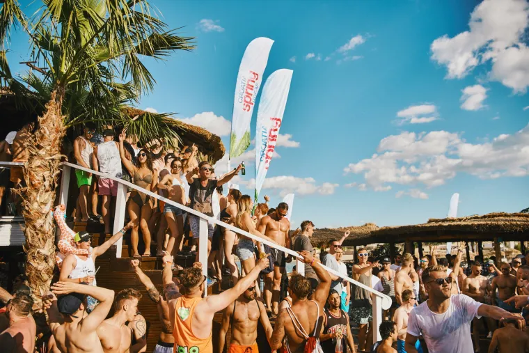 POČELO JE LUDILO NA ZRĆU: Seksi Hana pokazala adute u minijaturnoj crvenoj haljinici