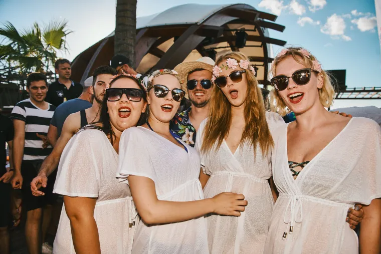 POČELO JE LUDILO NA ZRĆU: Seksi Hana pokazala adute u minijaturnoj crvenoj haljinici