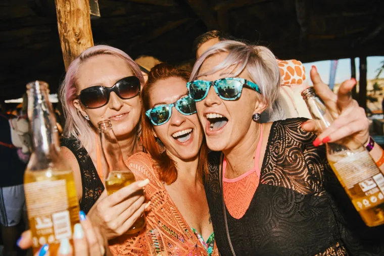 POČELO JE LUDILO NA ZRĆU: Seksi Hana pokazala adute u minijaturnoj crvenoj haljinici