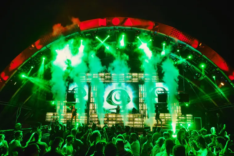 POČELO JE LUDILO NA ZRĆU: Seksi Hana pokazala adute u minijaturnoj crvenoj haljinici