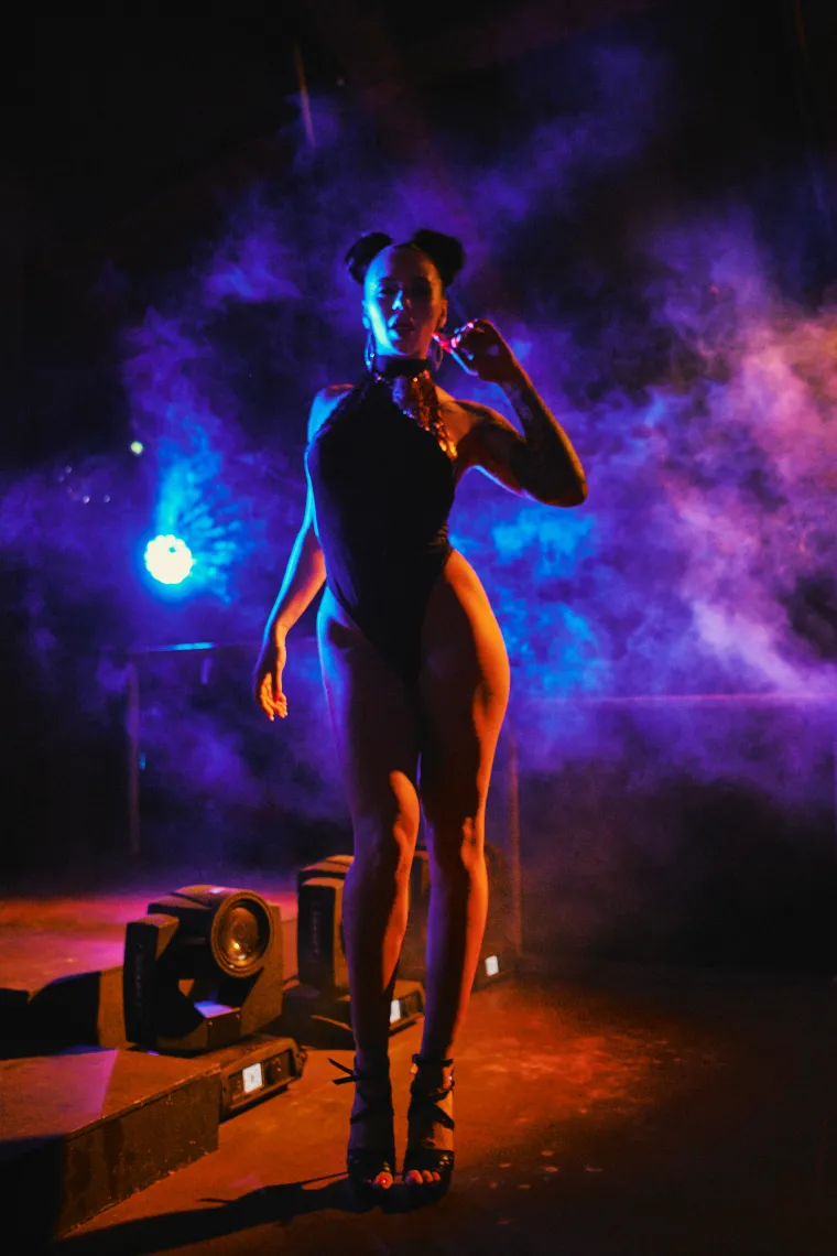 POČELO JE LUDILO NA ZRĆU: Seksi Hana pokazala adute u minijaturnoj crvenoj haljinici