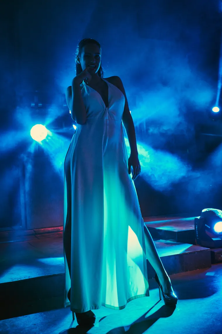 POČELO JE LUDILO NA ZRĆU: Seksi Hana pokazala adute u minijaturnoj crvenoj haljinici