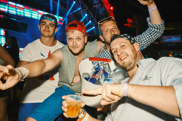 POČELO JE LUDILO NA ZRĆU: Seksi Hana pokazala adute u minijaturnoj crvenoj haljinici