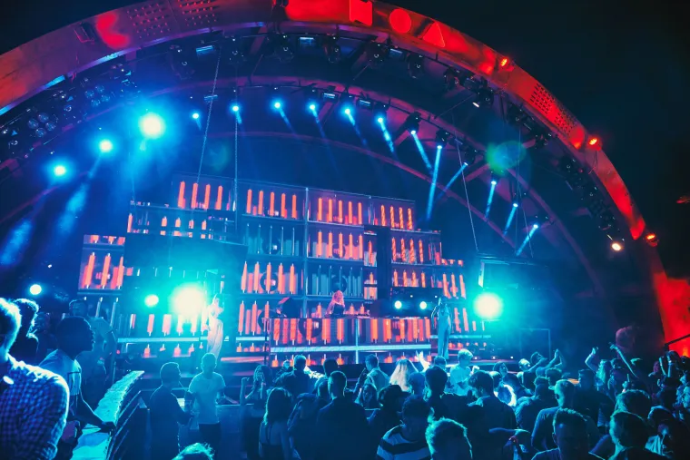 POČELO JE LUDILO NA ZRĆU: Seksi Hana pokazala adute u minijaturnoj crvenoj haljinici