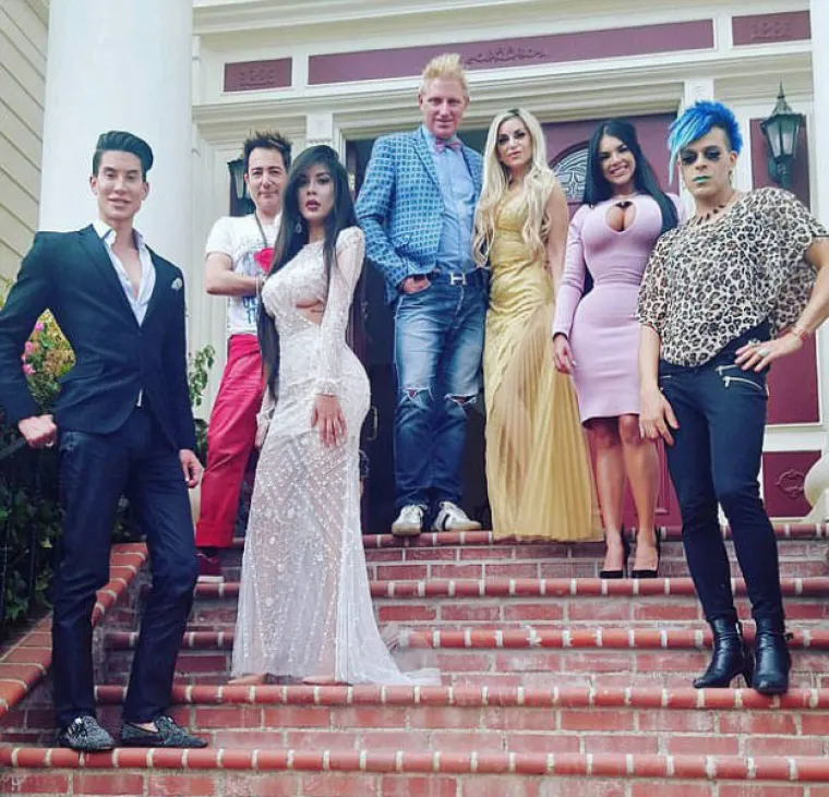 LJUDI OD PLASTIKE: Pogledajte kako izgleda 3 milijuna dolara silikona raspoređeno u 12 osoba