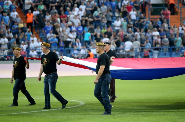 Ratni vojni veterani na teren donijeli hrvatsku zastavu