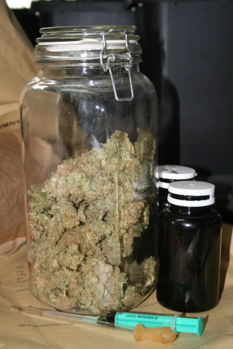 Otkriveno pet profesionalnih indoor laboratorija za uzgoj marihuane