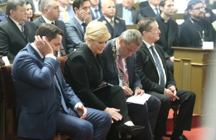&Scaron;ALJIVA SVEČANA SJEDNICA: Akademik 'o&scaron;amario' predsjednika gradskog HDZ-a, Kolinda čistila hlače...