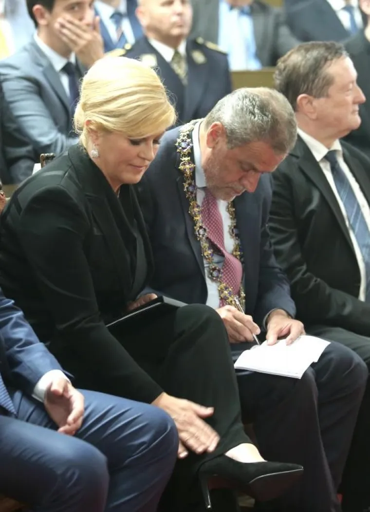 &Scaron;ALJIVA SVEČANA SJEDNICA: Akademik 'o&scaron;amario' predsjednika gradskog HDZ-a, Kolinda čistila hlače...