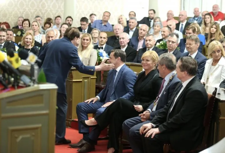 &Scaron;ALJIVA SVEČANA SJEDNICA: Akademik 'o&scaron;amario' predsjednika gradskog HDZ-a, Kolinda čistila hlače...