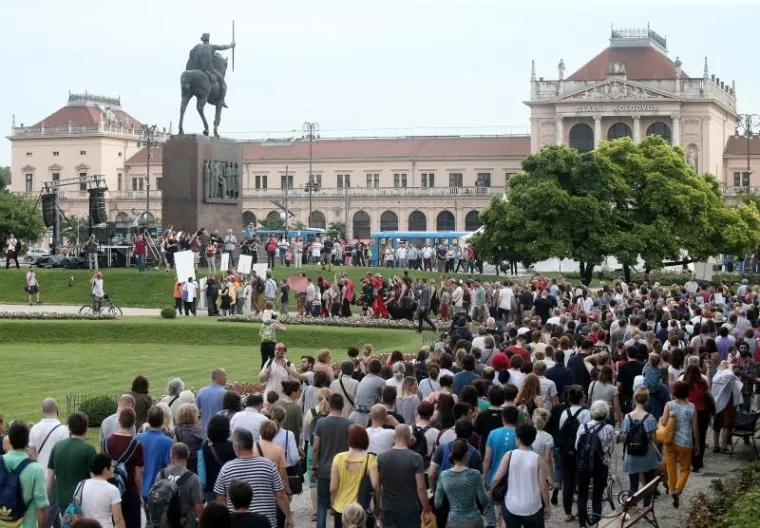 20.000 LJUDI STIGLO NA PROSVJED PODR&Scaron;KE KURIKULARNOJ REFORMI: Podr&scaron;ku su do&scaron;li dati brojni političari