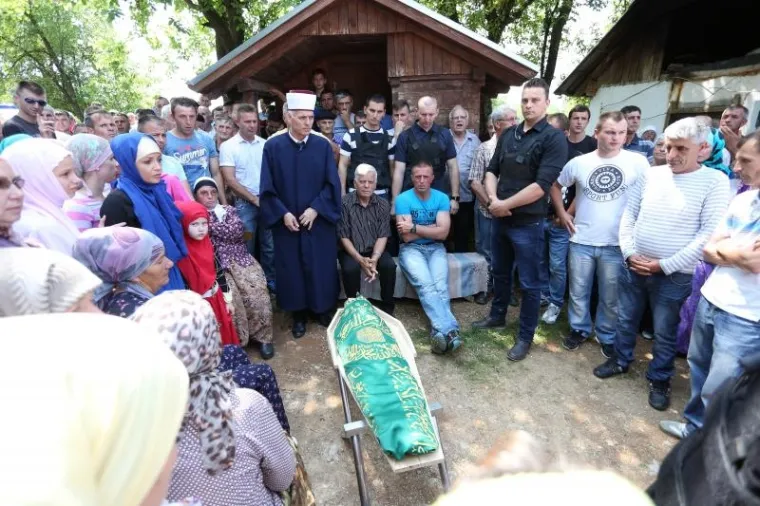 Na mjesnom groblju u Elezovićima pokopan je trogodi&scaron;nji Denis Pa&scaron;ić, za čiju smrt se sumnjiči njegova majka Chiara Pa&scaron;ić. Posljednji ispraćaj pokojnog dječaka bio je u dvori&scaron;tu obiteljske kuće gdje je bila nazočna cijela obitelj otac Re&scaron;id, stričevi, tetke te rodbina i brojni susjedi.