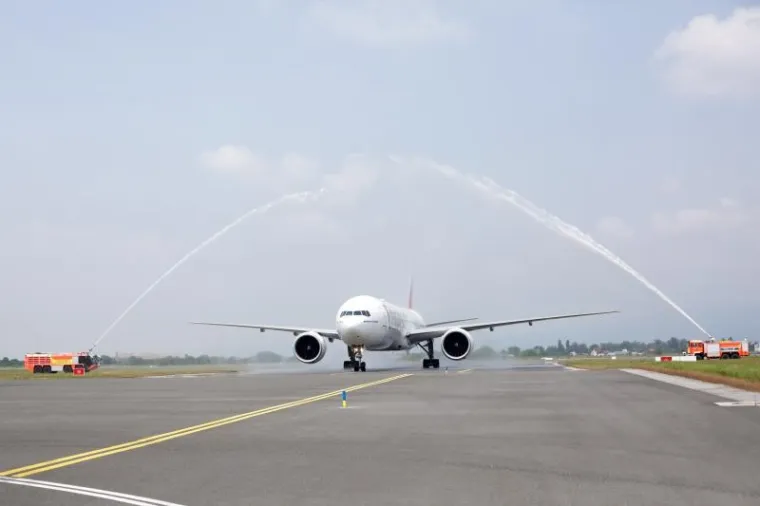Pilotska kabina zrakoplova Boeing 777-300ER na inauguracijskom letu bila je rezervirana za kapetana Rashida Al Ismailija iz Ujedinjenih Arapskih Emirata te Hrvata Marina Zdrilića.