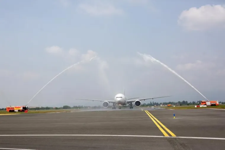 Inauguracijski let aviokompanije Emirates, zrakoplovom tipa Boeing 777-300ER iz Dubaija sletio je danas u Zagreb.