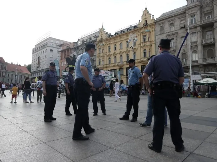 PROSVJED PODRŠKE OBRAZOVNOJ REFORMI: Kiša odgodila prosvjednu šetnju, ali ljudi nisu posustali