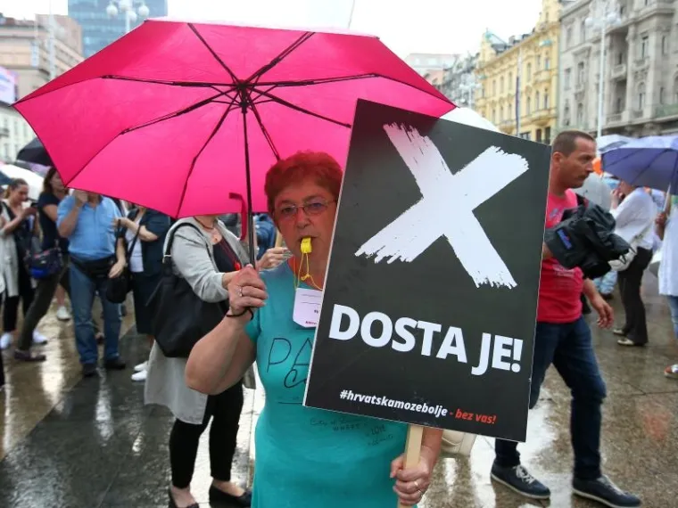 PROSVJED PODRŠKE OBRAZOVNOJ REFORMI: Kiša odgodila prosvjednu šetnju, ali ljudi nisu posustali