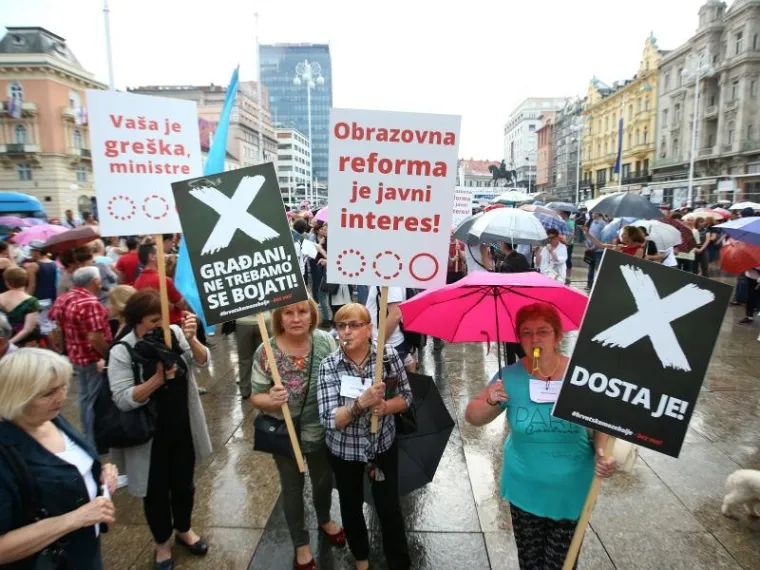 PROSVJED PODRŠKE OBRAZOVNOJ REFORMI: Kiša odgodila prosvjednu šetnju, ali ljudi nisu posustali