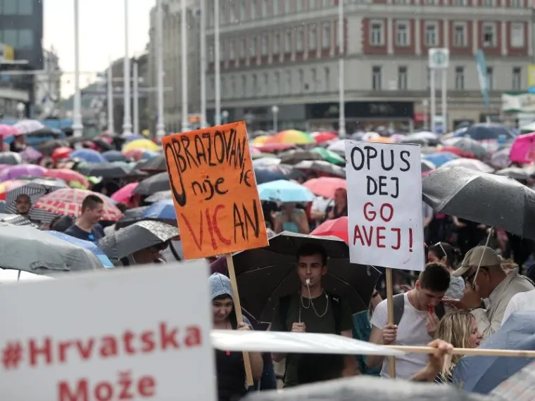 PROSVJED PODRŠKE OBRAZOVNOJ REFORMI: Kiša odgodila prosvjednu šetnju, ali ljudi nisu posustali