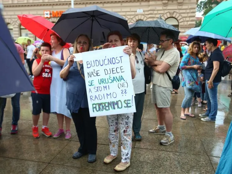 PROSVJED PODRŠKE OBRAZOVNOJ REFORMI: Kiša odgodila prosvjednu šetnju, ali ljudi nisu posustali