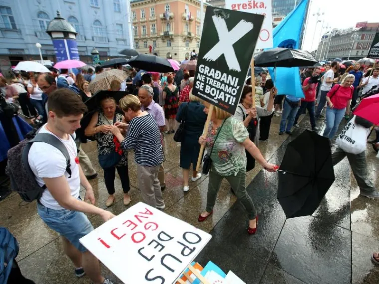 PROSVJED PODRŠKE OBRAZOVNOJ REFORMI: Kiša odgodila prosvjednu šetnju, ali ljudi nisu posustali