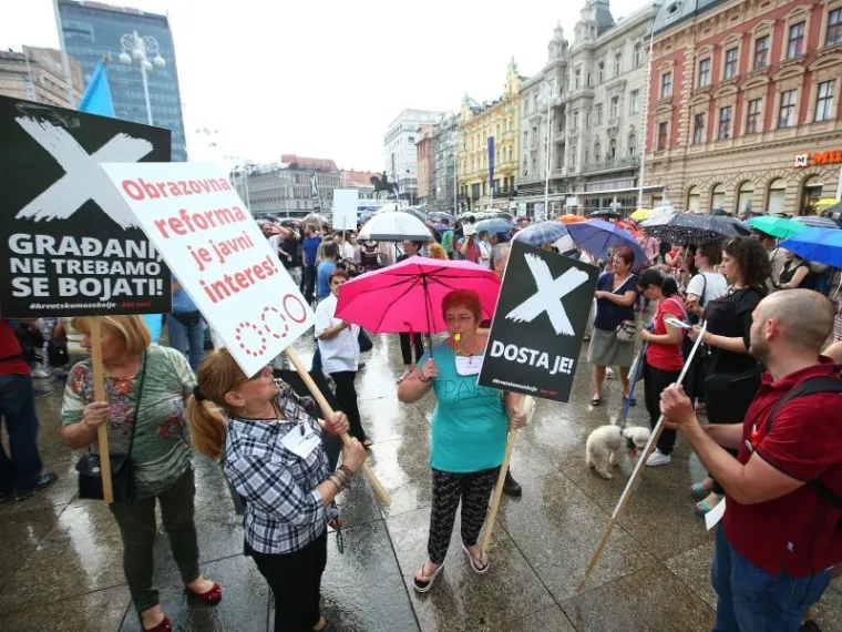 PROSVJED PODR&Scaron;KE OBRAZOVNOJ REFORMI: Ki&scaron;a odgodila prosvjednu &scaron;etnju, ali ljudi nisu posustali