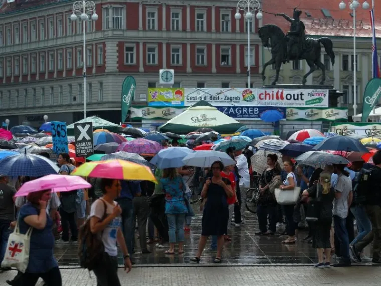 PROSVJED PODR&Scaron;KE OBRAZOVNOJ REFORMI: Ki&scaron;a odgodila prosvjednu &scaron;etnju, ali ljudi nisu posustali