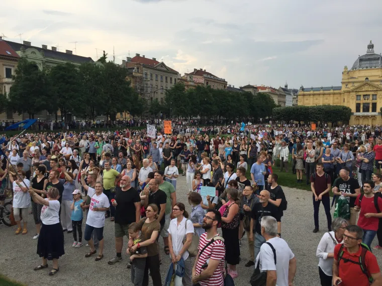 PROSVJED PODR&Scaron;KE OBRAZOVNOJ REFORMI: Ki&scaron;a odgodila prosvjednu &scaron;etnju, ali ljudi nisu posustali
