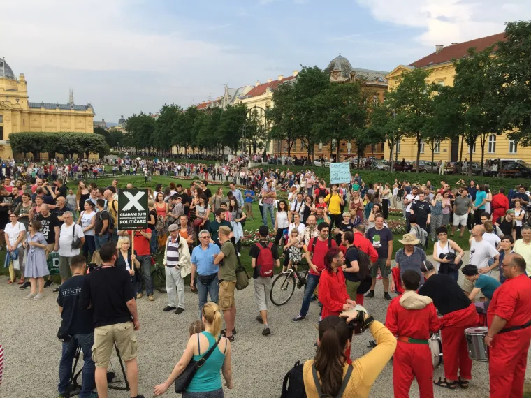 PROSVJED PODR&Scaron;KE OBRAZOVNOJ REFORMI: Ki&scaron;a odgodila prosvjednu &scaron;etnju, ali ljudi nisu posustali