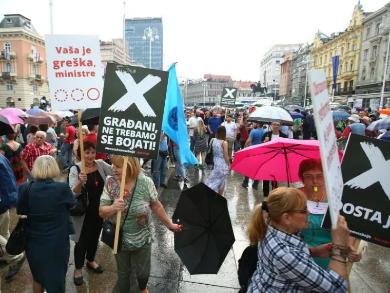 PROSVJED PODR&Scaron;KE OBRAZOVNOJ REFORMI: Ki&scaron;a odgodila prosvjednu &scaron;etnju, ali ljudi nisu posustali