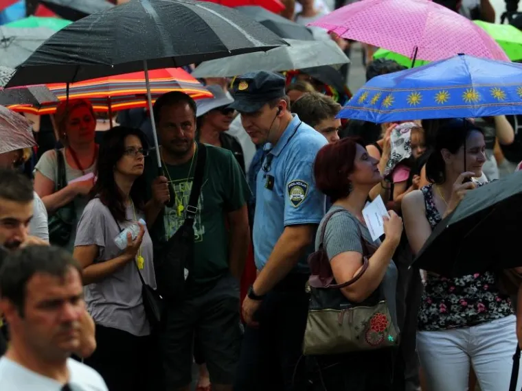 PROSVJED PODR&Scaron;KE OBRAZOVNOJ REFORMI: Ki&scaron;a odgodila prosvjednu &scaron;etnju, ali ljudi nisu posustali