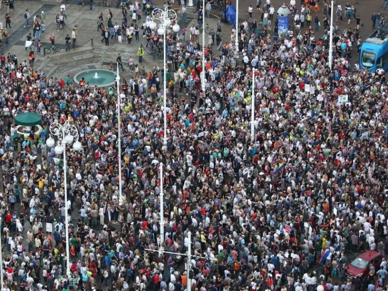 PROSVJED PODR&Scaron;KE OBRAZOVNOJ REFORMI: Ki&scaron;a odgodila prosvjednu &scaron;etnju, ali ljudi nisu posustali
