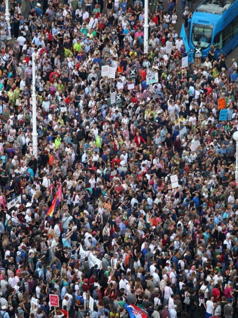 PROSVJED PODR&Scaron;KE OBRAZOVNOJ REFORMI: Ki&scaron;a odgodila prosvjednu &scaron;etnju, ali ljudi nisu posustali