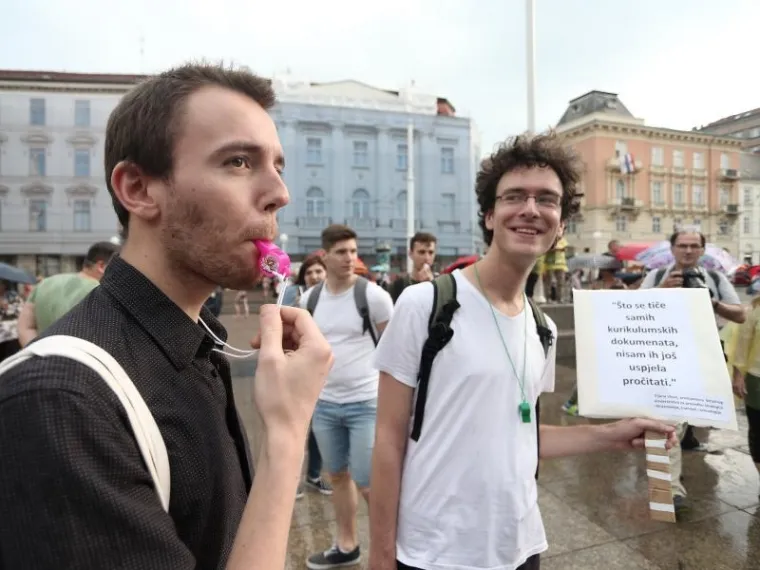 PROSVJED PODR&Scaron;KE OBRAZOVNOJ REFORMI: Ki&scaron;a odgodila prosvjednu &scaron;etnju, ali ljudi nisu posustali