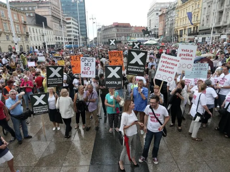 PROSVJED PODR&Scaron;KE OBRAZOVNOJ REFORMI: Ki&scaron;a odgodila prosvjednu &scaron;etnju, ali ljudi nisu posustali