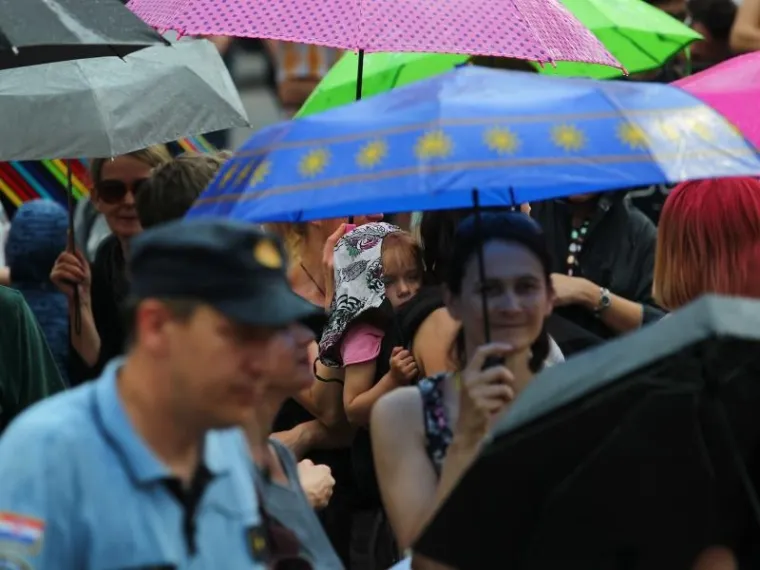 PROSVJED PODR&Scaron;KE OBRAZOVNOJ REFORMI: Ki&scaron;a odgodila prosvjednu &scaron;etnju, ali ljudi nisu posustali