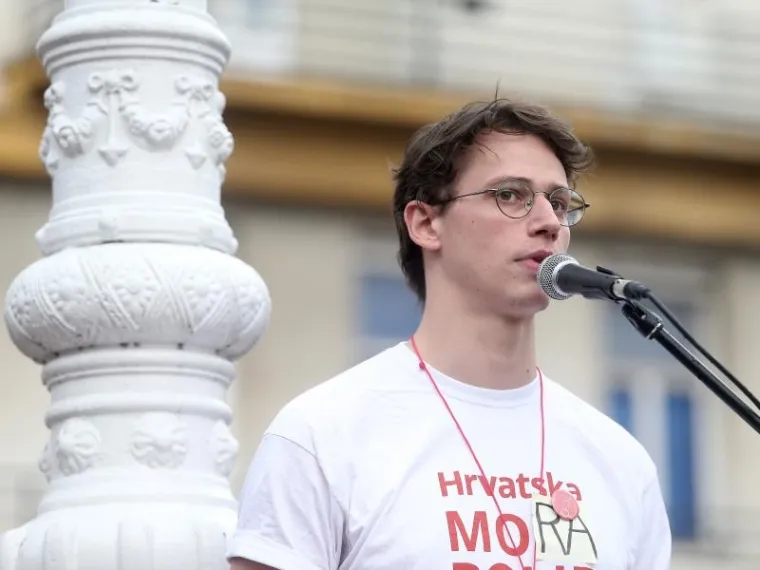 PROSVJED PODR&Scaron;KE OBRAZOVNOJ REFORMI: Ki&scaron;a odgodila prosvjednu &scaron;etnju, ali ljudi nisu posustali