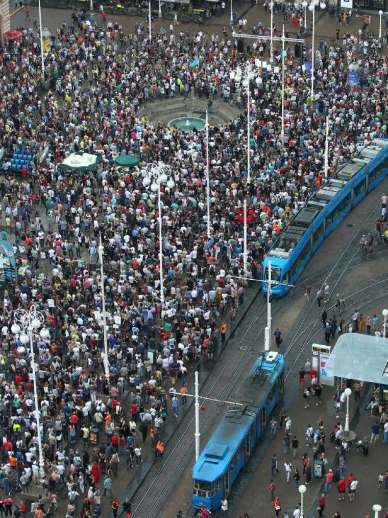 PROSVJED PODR&Scaron;KE OBRAZOVNOJ REFORMI: Ki&scaron;a odgodila prosvjednu &scaron;etnju, ali ljudi nisu posustali