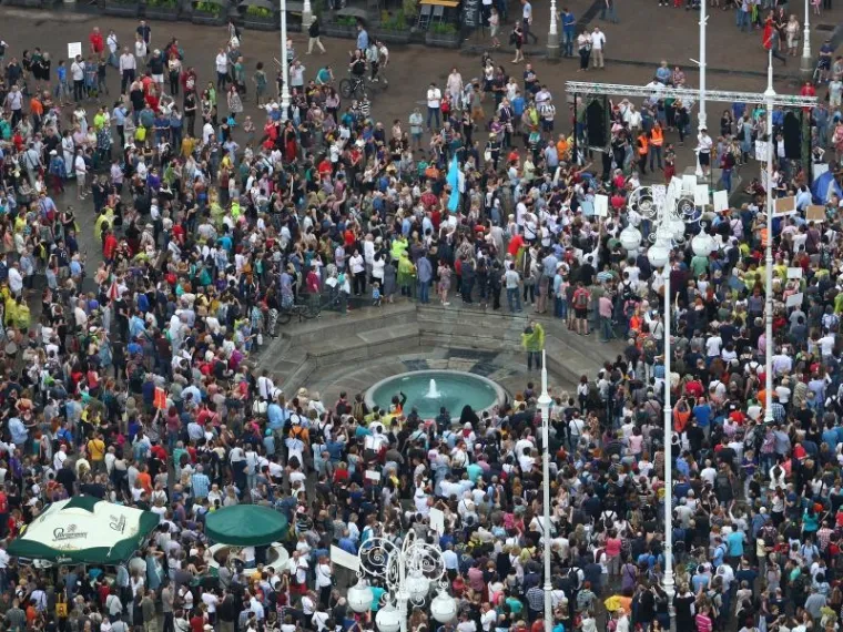 PROSVJED PODR&Scaron;KE OBRAZOVNOJ REFORMI: Ki&scaron;a odgodila prosvjednu &scaron;etnju, ali ljudi nisu posustali